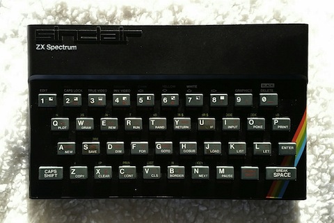 Mon Sinclair ZX Spectrum, tel que je l'ai reçu, avant de le nettoyer à fond.